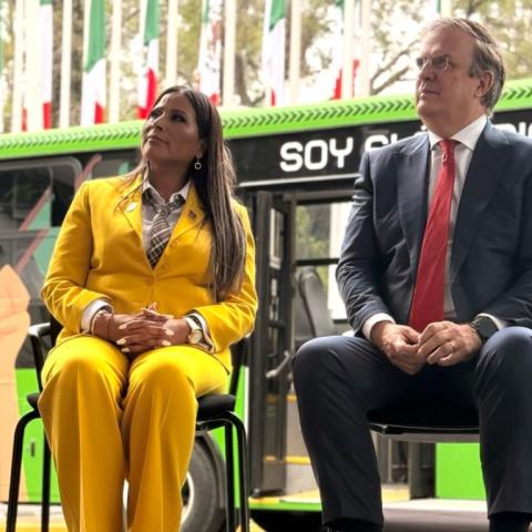 Participa Claudia Agatón en entrega de distintivo Hecho en México a empresa de autobuses eléctricos Taruk